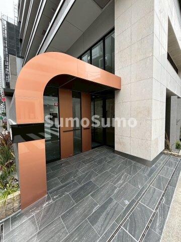 物件外観写真3　(ゆとりのあるエントランスです)