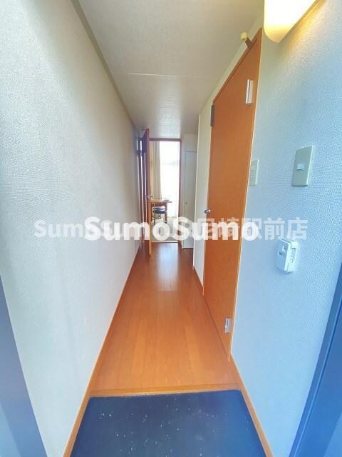 物件内観写真3　(明るい玄関です)