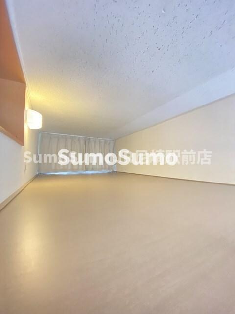 物件内観写真6　(開放的な寝室です)