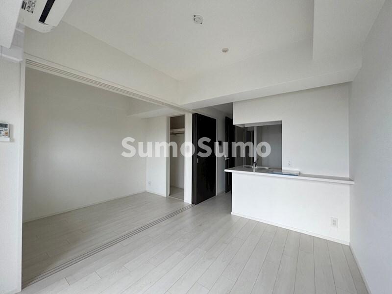 物件内観写真5　(こちらのリビングで趣味の時間をお楽しみください)