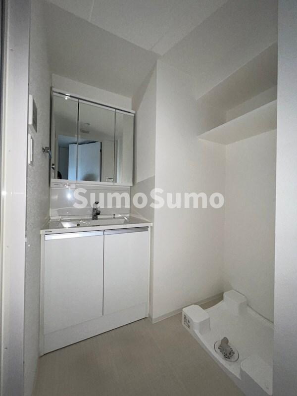 物件内観写真11　(広い洗面スペース)