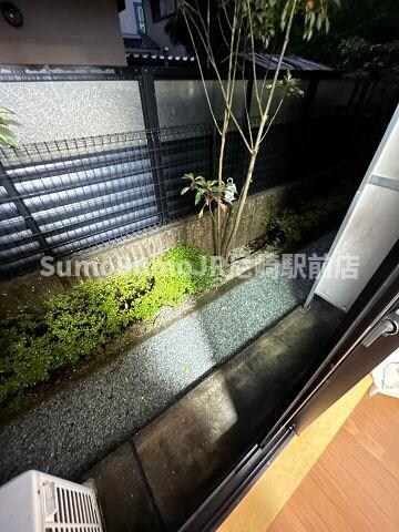 物件内観写真8　(開放的で明るい空間を演出してくれるバルコニーです)