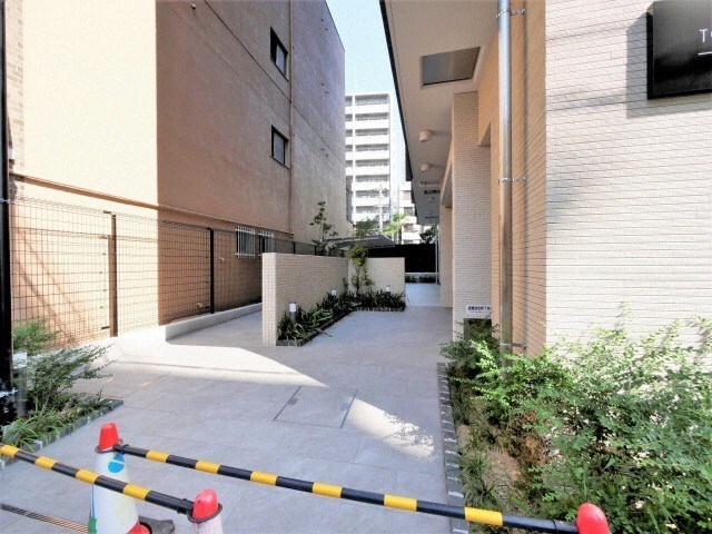 物件外観写真2　(ゆとりのあるエントランスです)