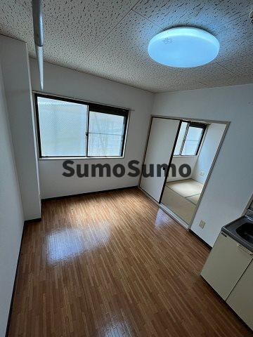 物件内観写真4　(こちらのリビングで趣味の時間をお楽しみください)