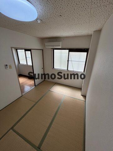 物件内観写真6　(落ち着いた色調の寝室です)