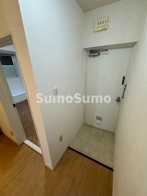 物件内観写真4　(収納もある玄関です)