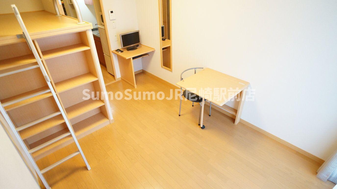 物件内観写真2　(こちらの居間で趣味の時間をお楽しみください)