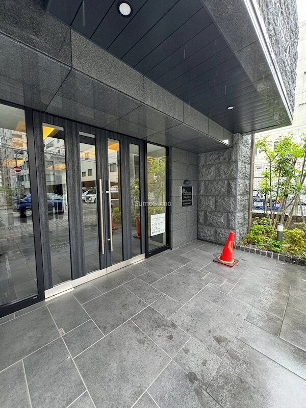 物件外観写真2　(落ち着いたエントランスです)