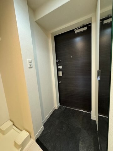 物件内観写真4　(明るい玄関です)