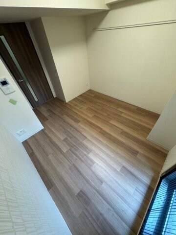 物件内観写真7　(広くて明るい寝室)