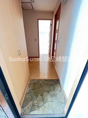 物件内観写真4　(収納もある玄関です)