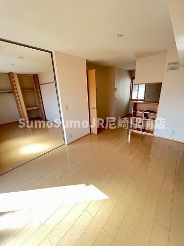 物件内観写真5　(こちらの居間で趣味の時間をお楽しみください)