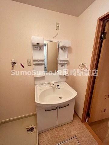 物件内観写真10　(独立洗面台で身支度をすべて済ませてしまいましょう)