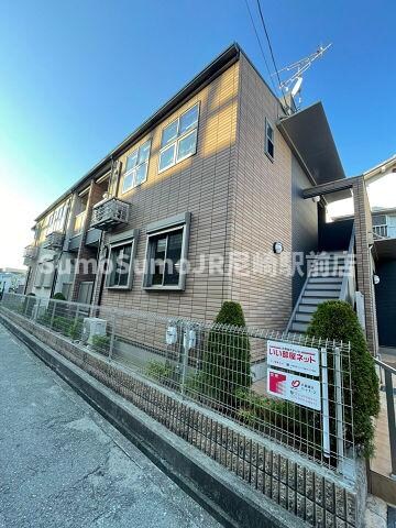 物件外観写真2　(落ち着いた雰囲気の外観です)