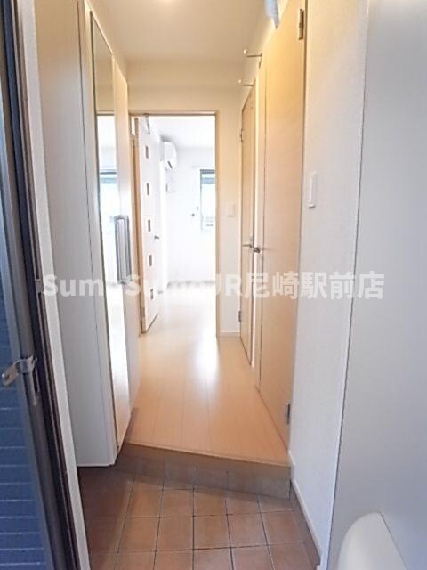 物件内観写真4　(ゆったりとした玄関です)