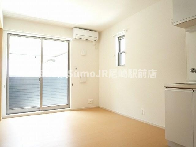 物件内観写真5　(おしゃれな居間です)