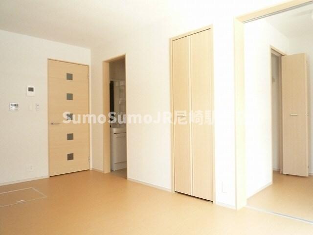 物件内観写真7　(広くて明るい寝室)