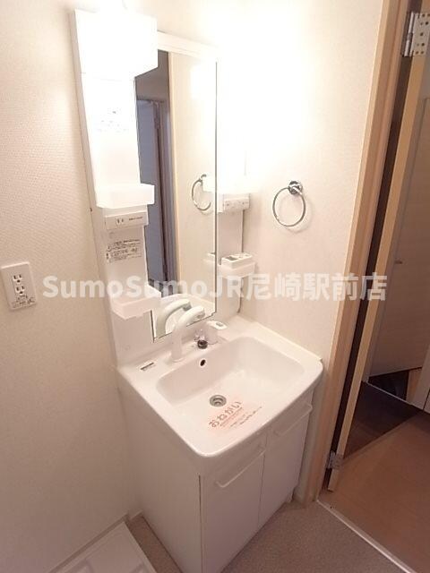 物件内観写真10　(独立洗面台あり、毎朝おしゃれに忙しい女性の方におすすめです)