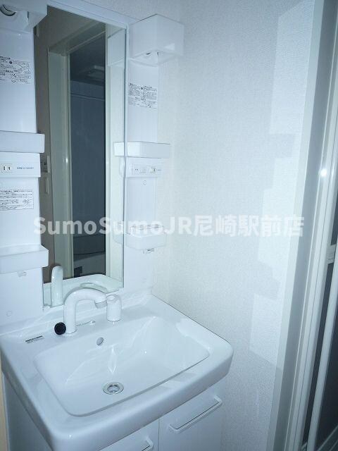 物件内観写真22　(朝の支度にも助かる、独立の洗髪洗面化粧台)