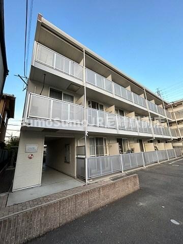 物件外観写真2　(落ち着いた雰囲気の外観です)