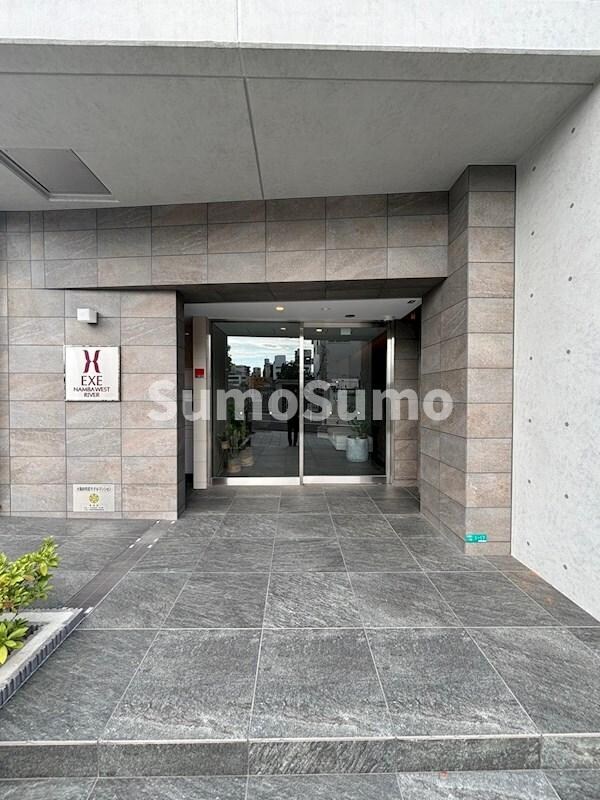 物件外観写真2　(落ち着いたエントランスです)