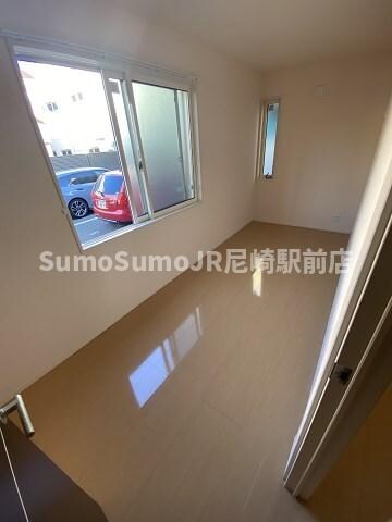 物件内観写真6　(広くて明るい寝室)