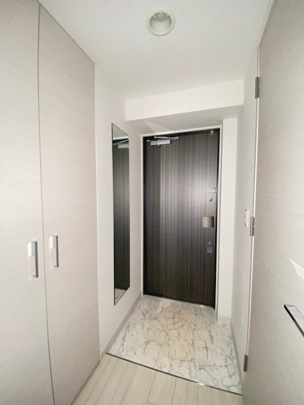 物件内観写真5　(明るい玄関です)