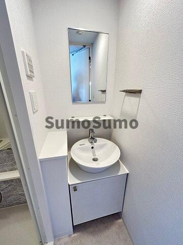 物件内観写真11　(独立洗面台あり、毎朝おしゃれに忙しい女性の方におすすめです)