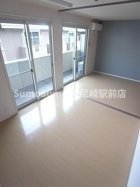 物件内観写真5　(広くて明るい寝室)