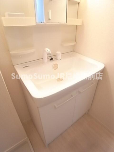 物件内観写真16　(コンパクトで使いやすい洗面所)