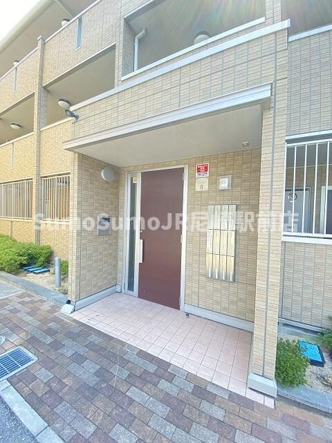 物件外観写真4　(落ち着いたエントランスです)