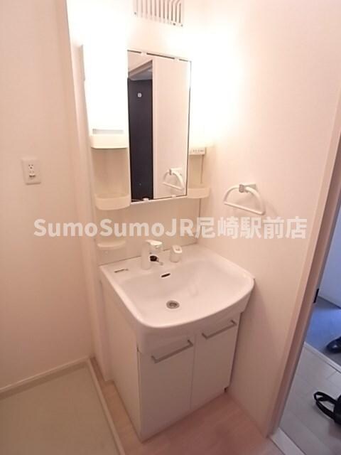 物件内観写真11　(朝の身支度には欠かせない独立洗面化粧台)