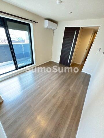 物件内観写真6　(落ち着いた色調の寝室です)