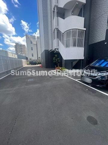 物件外観写真2　(駐車場があるので、車を買う予定の方も安心です)