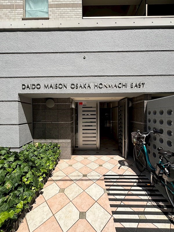 物件外観写真2　(ゆとりのあるエントランスです)