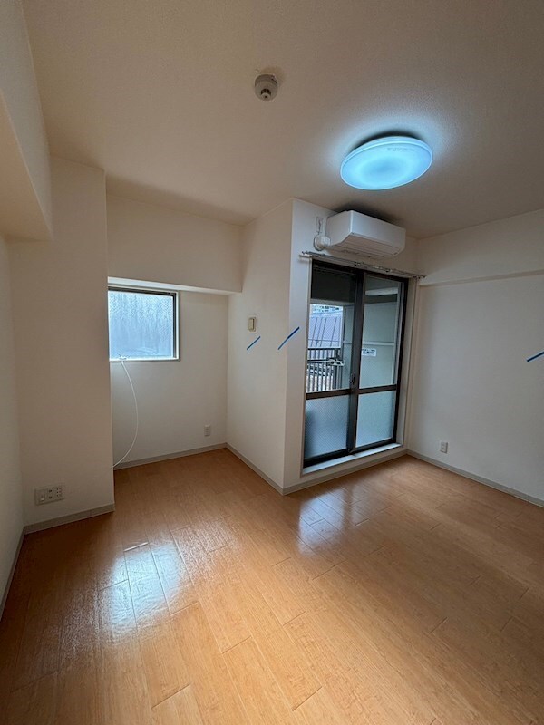 物件内観写真6　(落ち着いた色調の寝室です)