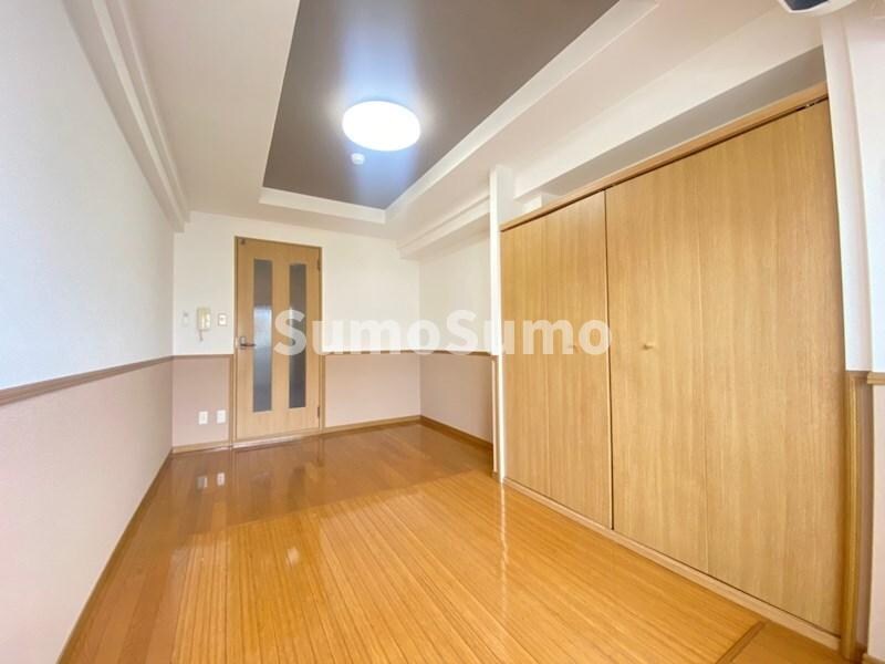 物件内観写真8　(広くて明るい寝室)