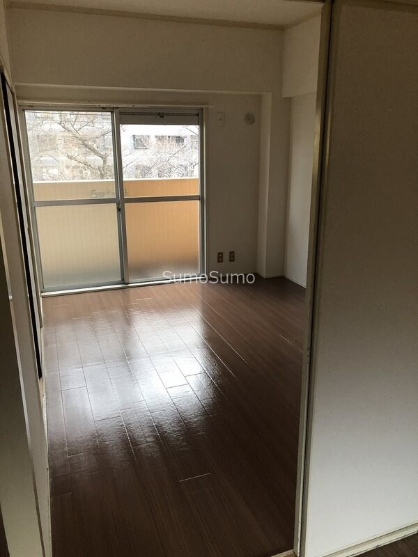 物件内観写真7　(落ち着いた色調の寝室です)