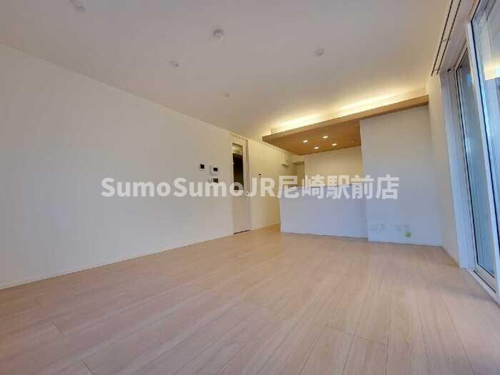 物件内観写真5　(こちらの居間で趣味の時間をお楽しみください)