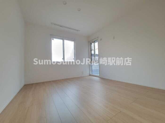 物件内観写真10　(こちらのリビングで趣味の時間をお楽しみください)