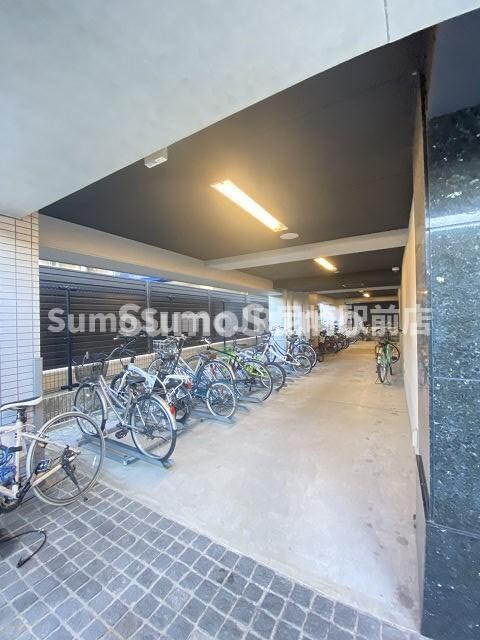 物件外観写真3　(車をお持ちの方に嬉しい駐車場付きの物件です)