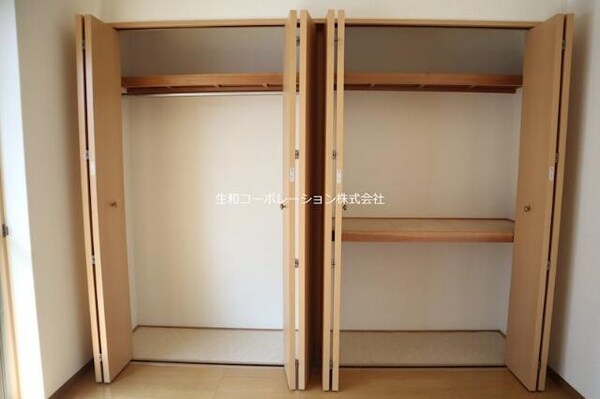 収納( )