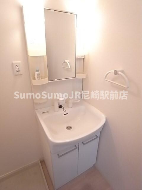 物件内観写真9　(朝の支度にも助かる、独立の洗髪洗面化粧台)