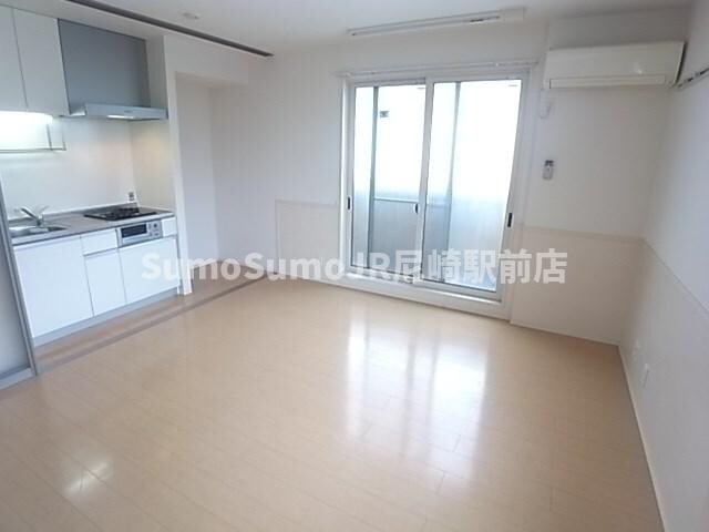 物件内観写真15　(広くて明るい寝室)