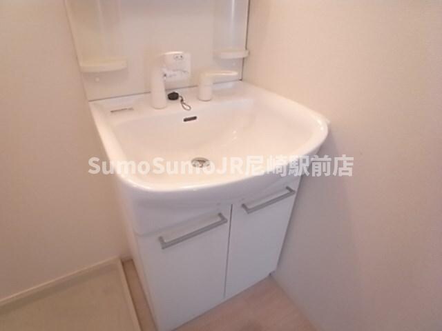 物件内観写真17　(独立洗面台で身支度をすべて済ませてしまいましょう)