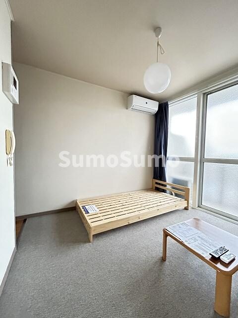 物件内観写真6　(広くて明るい寝室)