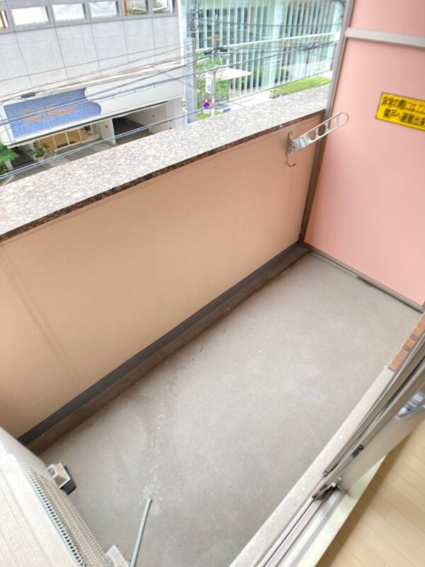 物件内観写真9　(暖かな日差しのふりそそぐバルコニー)