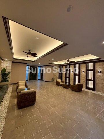 物件外観写真4　(ゆとりのあるロビーです)