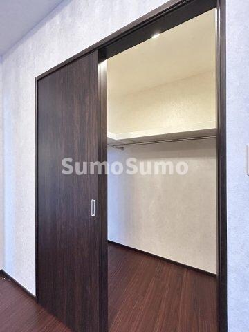 物件内観写真12　(大きなスペースがあり、収納には困りません)