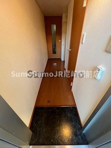 物件内観写真4　(明るい玄関です)